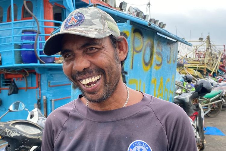 Sabar (38) salah satu nelayan di Pelabuhan Nizam Zachman, Jakarta Utara saat ditemui pada Selasa (3/1/2023). Dia mengaku telah menjadi nelayan sejak usianya menginjak 13 tahun. 