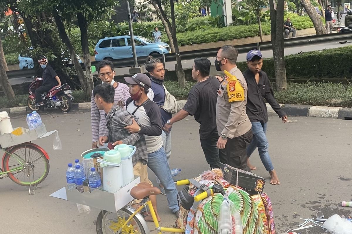 Kapolsek Metro Setiabudi, Kompol Beddy Suwendi melerai dua kelompok pedagang kopi Starling yang berkelahi di Jalan Setiabudi Utara Raya, Karet Kuningan, Setiabudi, Jakarta Selatan pada Rabu (18/8/2021) sore.