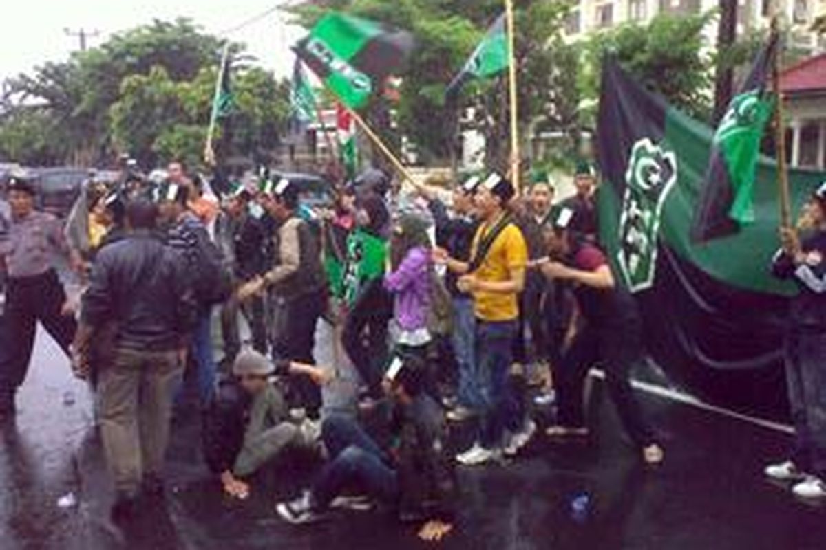 Puluhan anggota HMI yang berunjuk rasa berusaha memblokir jalan dengan cara tidur-tiduran di jalan