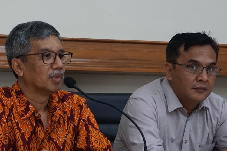 Kepala Biro Umum dan Keungan Untidar Among Wiwoho dan Kepala Biro Akademik, Kemahasiswaan, Perencanaan dan Kerjasama (BAKPK) Untidar Giri Atmoko, saat memberikan keterangan resmi terkait dugaan ujaran kebencian yang dilakukan oleh salah satu dosen, Hendrarto, di ruang multimedia Untidar, Senin (14/10/2019)