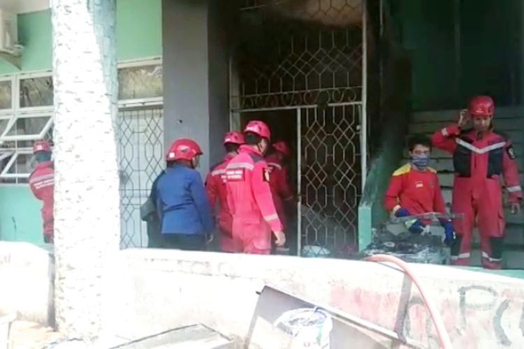 Petugas Dinas Pemadam Kebakaran (Damkar) Makassar yang berupaya memadamkan api di gudang penyimpanan barang di FKM UMI Makassar, Jalan Urip Sumiharjo, Kota Makassar, Sulsel, Selasa (10/10/2023).