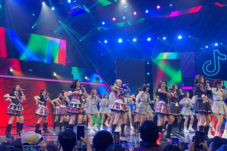 Grup idola asal Indonesia JKT48 berkolaborasi dengan grup asal Filipina MNL48 di acara TikTok For You Stage, Sabtu (29/10/2022).