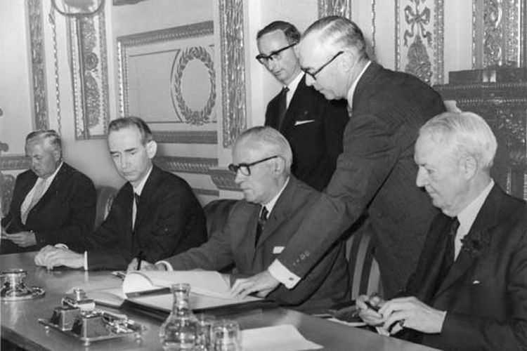 Menteri Luar Negeri Inggris Michael Stewart (ketiga dari kanan) menandatangani Perjanjian Nonproliferasi Nuklir, London 1968.