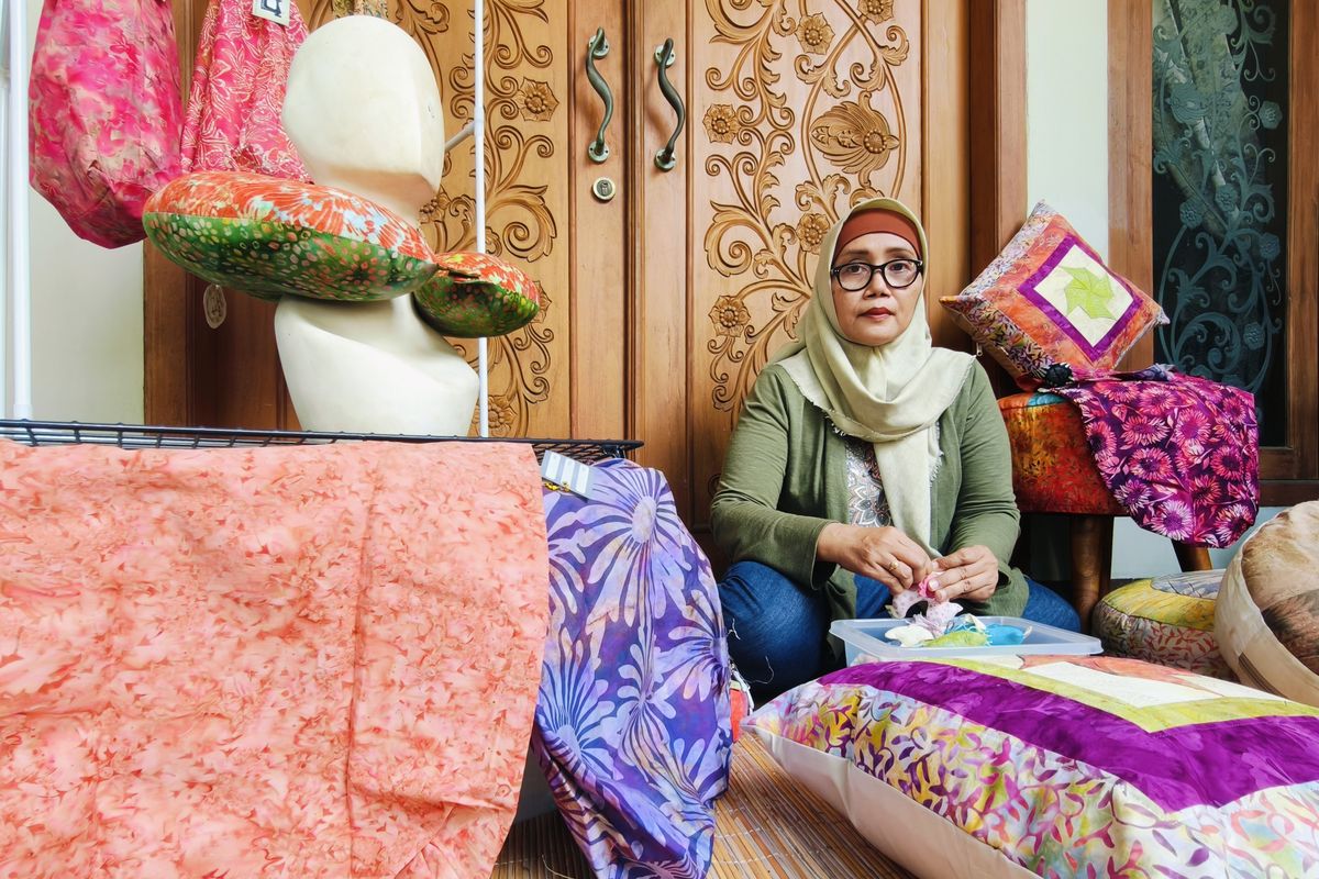 Eka Setyowati, seorang ibu asal Surabaya yang memiliki hobi menjahit dari sekadar pesanan kecil melahirkan Decak Handmades, sebuah usaha home decor berbahan tekstil dengan sentuhan khas Nusantara berhasil meraih panggung internasional.
