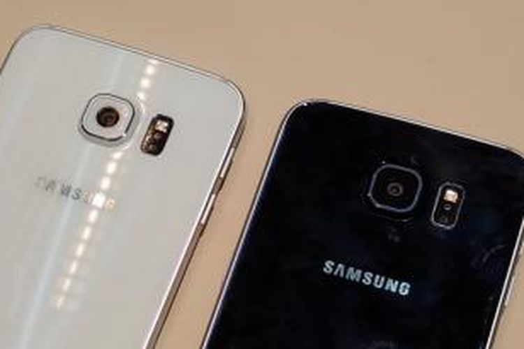 Kamera di punggung Galaxy S6 (kanan) dan S6 Edge.