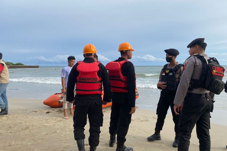 Tim SAR Gabungan melakukan pencarian terhadap satu orang korban tenggelam lagi di Pantai Monpera, Balikpapan