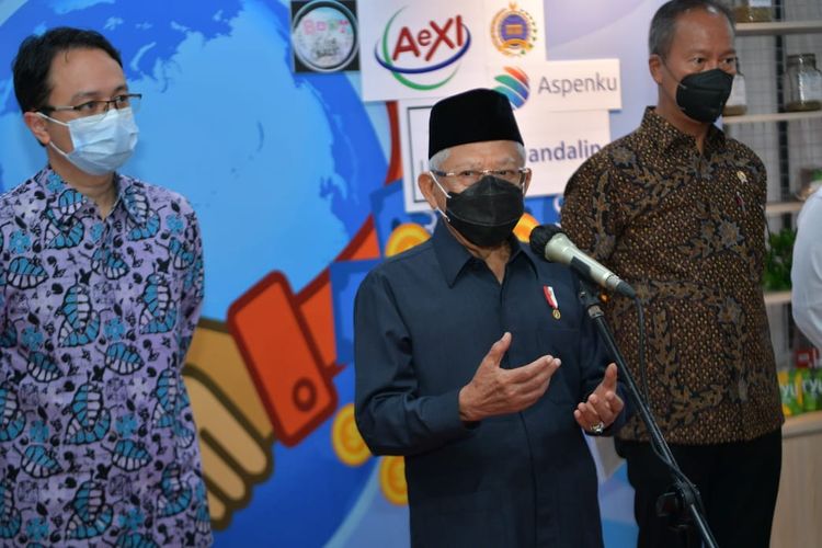 Wakil Presiden Ma'ruf Amin memberikan keterangan pers usai menghadiri acara pencanangan Global Halal Hub di Tangerang, Banten, Kamis (27/1/2022). 