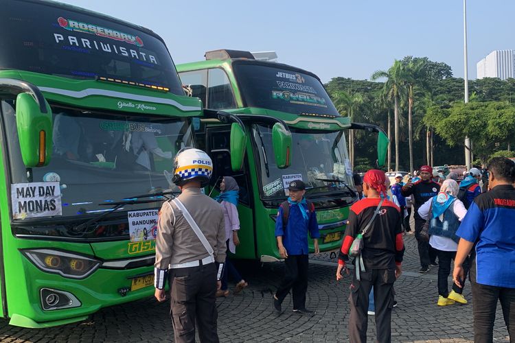 May Day 2025, Massa Buruh dari Berbagai Daerah Mulai Padati Monas 