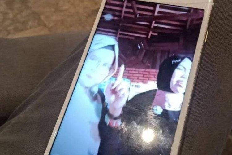 Salah satu adegan dalam video viral yang melibatkan isteri wakil bupati Wajo, Sulawesi Selatan. Rabu, (13/1/2021).(KOMPAS.COM/ABDUL HAQ YAHYA MAULANA T.)