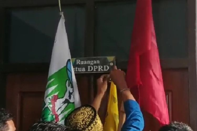 Ratusan mahasiswa yang tergabung dalam berbagai organisasi menyegel ruangan Ketua DPRD Kabupaten Bima dalam aksi unjuk rasa menolak kenaikan harga Bahan Bakar Minyak (BBM), Senin (5/9/2022).