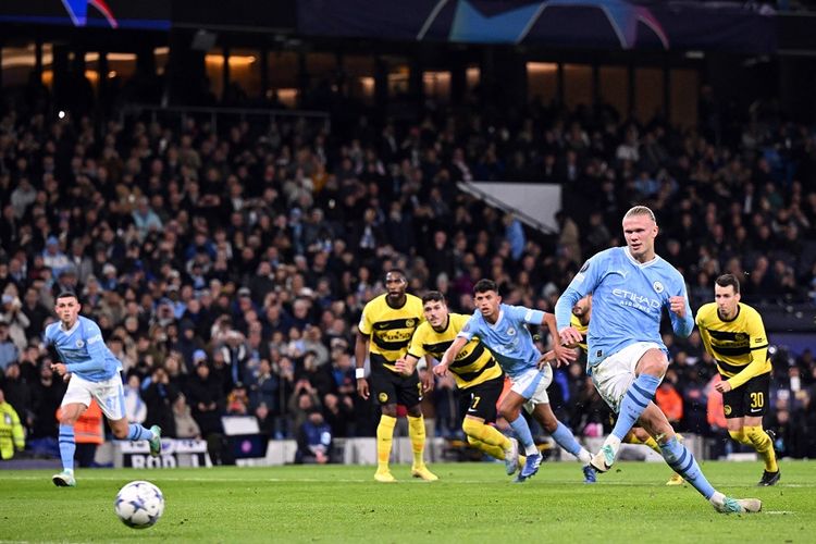 Striker Manchester City Erling Haaland menembak dari titik penalti untuk mencetak gol pertama pada Grup B Liga Champions UEFA antara Man City vs Young Boys di Stadion Etihad di Manchester, Inggris, pada 7 November 2023.