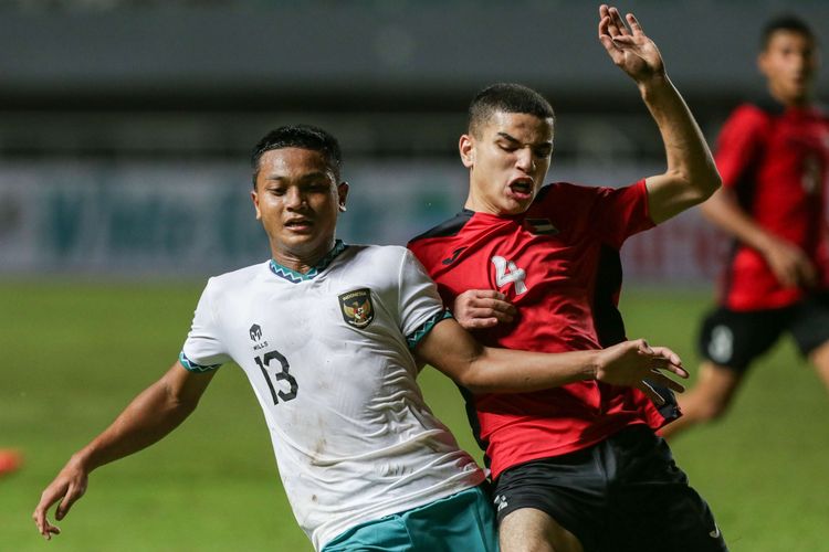 Pemain timnas U17 Indonesia Azzaky Esa Erlangga berebut bola dengan pemain timnas U17 Palestina Ibrahim Alfuqaha pada laga Kualifikasi Piala Asia U17 2023 di Stadion Pakansari, Kabupaten Bogor, Jumat (7/10/2022). Indonesia menang dengan skor 2-0.