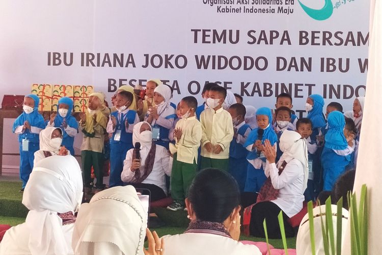 Keakraban Ibu Negara Indonesia, Iriana Joko Widodo (Jokowi), Ibu Wury Ma’ruf Amin bersama sejumlah anggota Organisasi Aksi Solidaritas Era Kabinet Indonesia Maju (OASE KIM) dengan anak-anak TK Pertiwi Kliwonan, Kecamatan Masaran, Kabupaten Sragen.