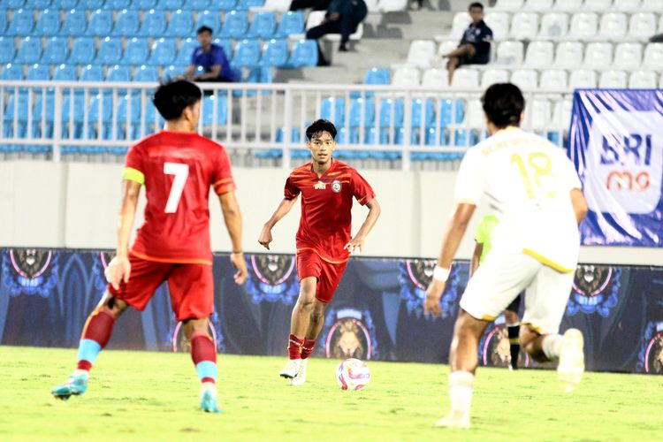 Pemain timnas u17 Indonesia Evandra Florasta yang tergabung dalam Arema Allstar saat laga Charity Match Ngalup Penuh Cinta melawan Arema FC yang berakhir dengan skor 7-0 di Stadion Kanjuruhan Kabupaten Malang, Kamis (8/5/2025) sore.