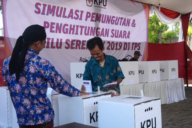 Warga mengikuti simulasi pemungutan suara di TPS Kelurahan Teluk, Kecamatan Purwokerto Selatan, Kabupaten Banyumas, Jawa Tengah, Rabu (3/4/2019)