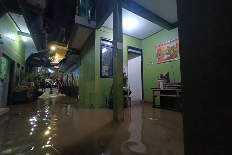 Banjir di Jalan Kebon Pala, kawasan RW 04 dan RW 05 Kelurahan Kampung Melayu, Kecamatan Jatinegara, Jakarta Timur, pada Senin (27/2/2023), mulai surut.