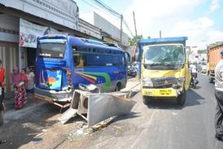 Kecelakaan karambol melibatkan truk muatan pasir dan mikro bus muatan penumpang di Jalan Magelang, Yogyakarta, Desa Gulon, Kecamatan Salam, Kabupaten Magelang, Rabu (21/5/2014).