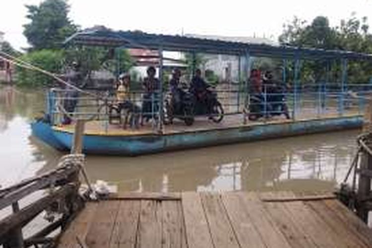 Perahu tambang, jalan pintas bebas macet di atas sungai Kali Surabaya.
