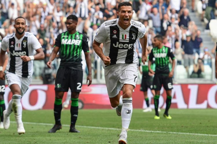 Selebrasi penyerang Juventus, Cristiano Ronaldo (tengah), setelah sukses mencetak gol pertamanya saat menghadapi Sassuolo di laga Liga Italia 2018-2019 di Stadion Allianz, Turin, Italia, pada Minggu 916/9/2018).