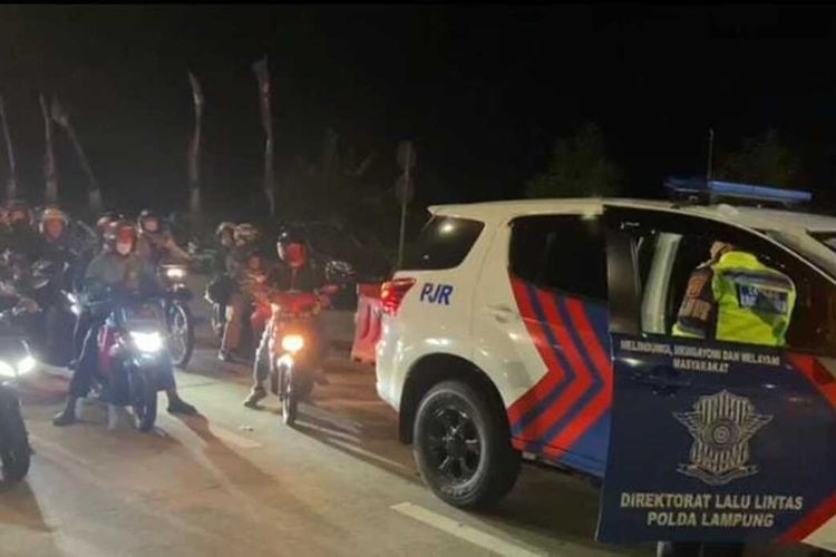 Ratusan pemudik bersepeda motor bersiap sebelum dikawal oleh petugas Ditlantas Polda Lampung, Jumat (29/4/2022) dini hari. Para pemudik ini akan dikawal melintasi Jalinsum hingga ke Sumatera Selatan.