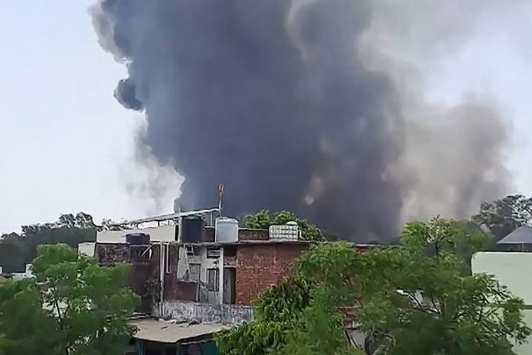 Tangkapan layar dari video warganet di platform Eurovision Social Newswire (ESN) memperlihatkan kepulan asap hitam setelah pesawat Air India jatuh dan meledak di permukiman dekat Bandara Internasional Sardar Vallabhbhai Patel, Ahmedabad, India, Kamis (12/6/2025). Pesawat Air India 171 jatuh tak lama setelah lepas landas, membawa 242 orang di dalamnya.