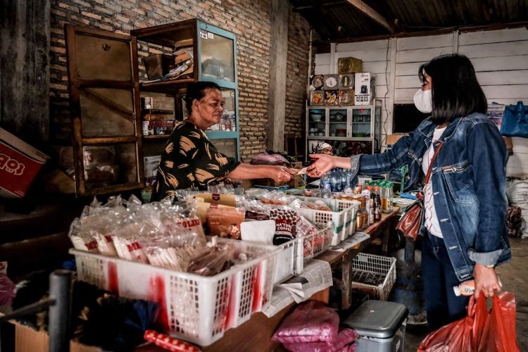 Opung Senteria ketika menjajakan dagangannya di Kabupaten Tapanuli Utara, Sumatra Utara.