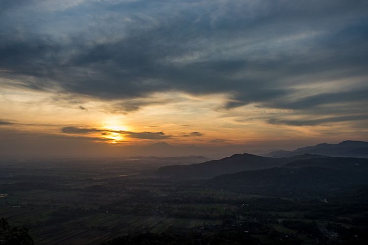 Matahari terbit di Selo Langit atau Watu Payung Prambanan.