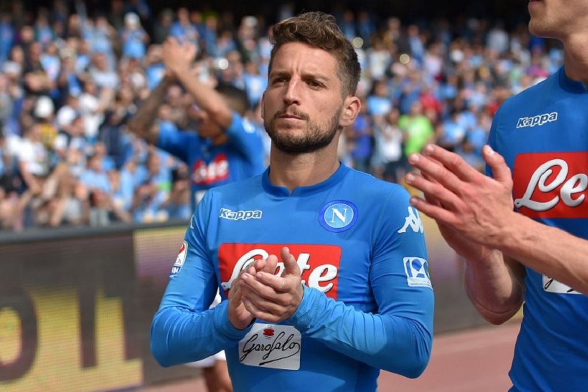Dries Mertens membalas dukungan penonton di Stadion San Paolo seusai laga Serie A antara Napoli dan Torino, 6 Mei 2018. 