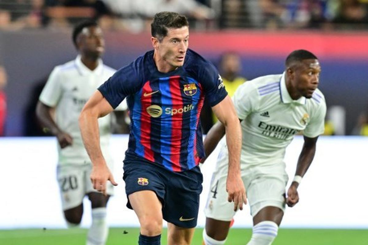 Aksi Robert Lewandowski dalam laga El Clasico Real Madrid vs Barcelona di Allegiant Stadium, Las Vegas, Nevada, Amerika Serikat, Minggu (24/7/2022). Terdekat, el clasico Real Madrid vs Barcelona akan kembali tersaji pada final Piala Super Spanyol 2022-2023 di Stadion Internasional King Fahd, Riyadh, Arab Saudi, Senin (16/1/2023) dini hari WIB.