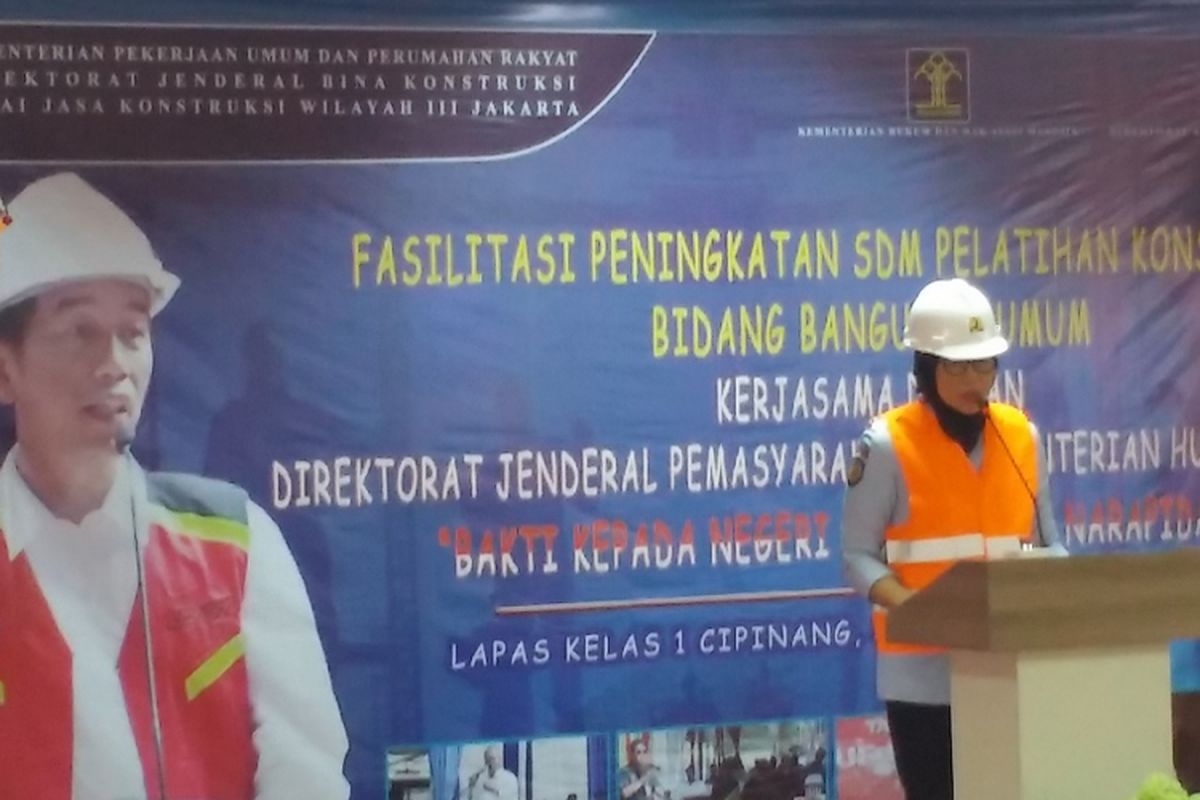 Dirjen Pemasyarakatan Kemenkum dan HAM Sri Puguh Utami memberikan sambutan dalam pelatihan tenaga kerja konstruksi di Lapas Cipinang, Jakarta, Senin (30/7/2018).