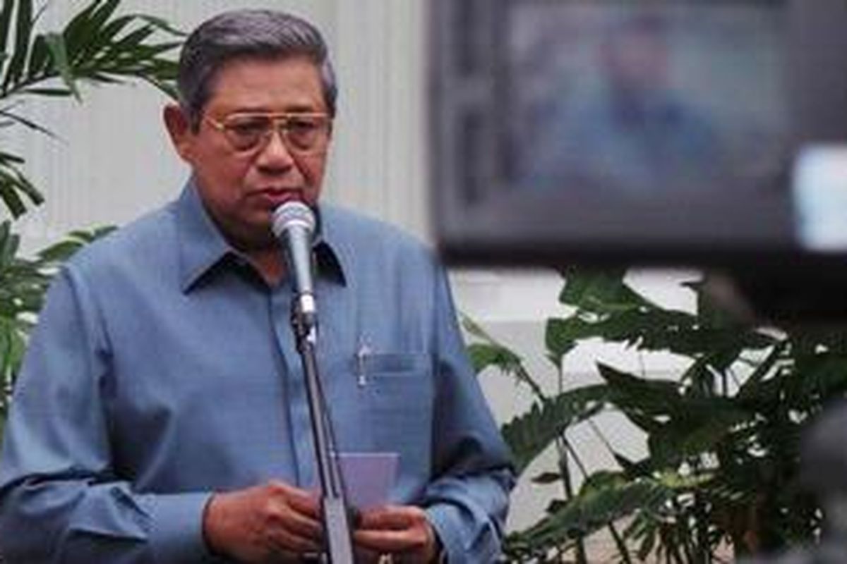 Presiden Susilo Bambang Yudhoyono, yang juga Ketua Dewan Pembina Partai Demokrat, merespon pengunduran diri Edhie Baskoro dari DPR RI di halaman Kantor Presiden, Jakarta, Kamis (14/2/2013).