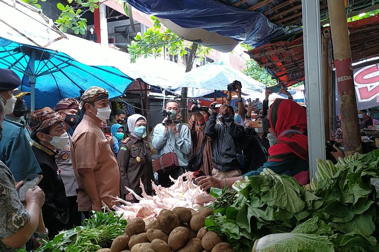 Saat Wali Kota Semarang kunjungi Pasar Karangayu Semarang, Kamis (21/4/22022)