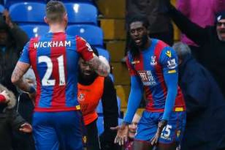 Emmanuel Adebayor mencetak gol pertamanya bagi Crystal Palace pada laga versus Watford di Selhurst Park, Sabtu (13/2/2016).