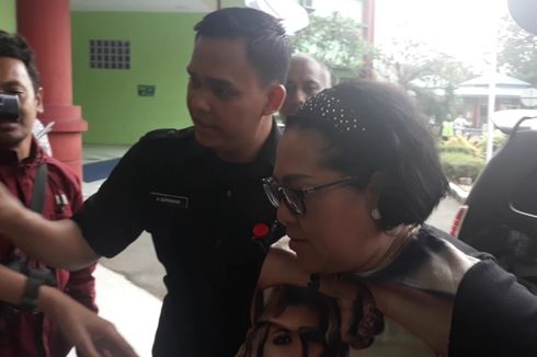 Tiba di RSKO untuk Rehabilitasi, Nunung Tersenyum dan Ucapkan Syukur