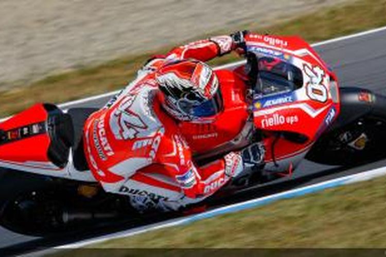 Pebalap Ducati asal Italia, Andrea Dovizioso, memacu motornya pada sesi latihan bebas kedua GP Jepang di Sirkuit Motegi, Jumat (10/10/2014).