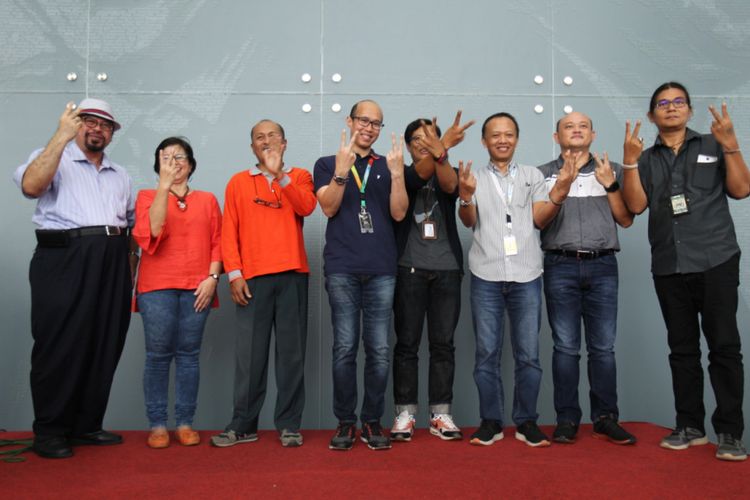 CEO Group of Media Kompas Gramedia, Andy Budiman (tengah, berbaju biru) saat berfoto bersama para pionir yang berperan dalam kelahiran Kompas.com di awal-awal. Mereka mulai dari pejabat teras waktu itu hingga petugas pengunggah berita ke internet dengan menggunakan coding manual HTML. Acara ini dalam rangka HUT Ke-22 Kompas.com yang jatuh pada Kamis, 14 September 2017.