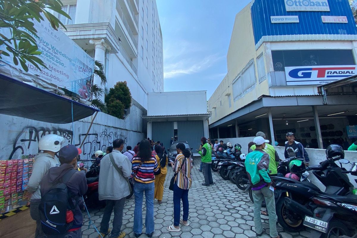 Warga padati ruko world Depok untuk verifikasi retina dan wajah
