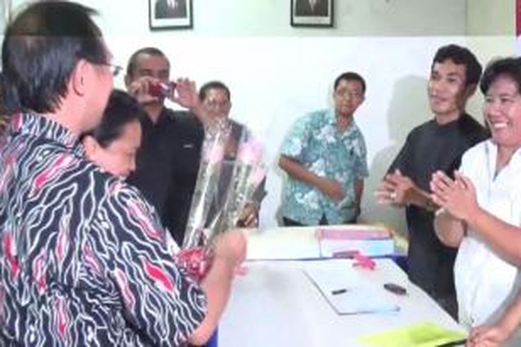 Pasangan ini serahkan bunga kepada lima komisioner KPU Pematangsiantar, Sumatera Utara, Senin (15/6/2015).