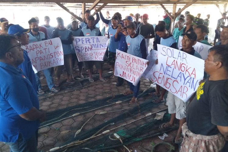 Nelayan Campurejo yang mengaku kesulitan mendapat pasokan BBM Solar bersubsidi, saat menggelar unjukrasa di balai nelayan desa setempat di Kecamatan Panceng, Gresik, Jawa Timur, Jumat (23/9/2022).