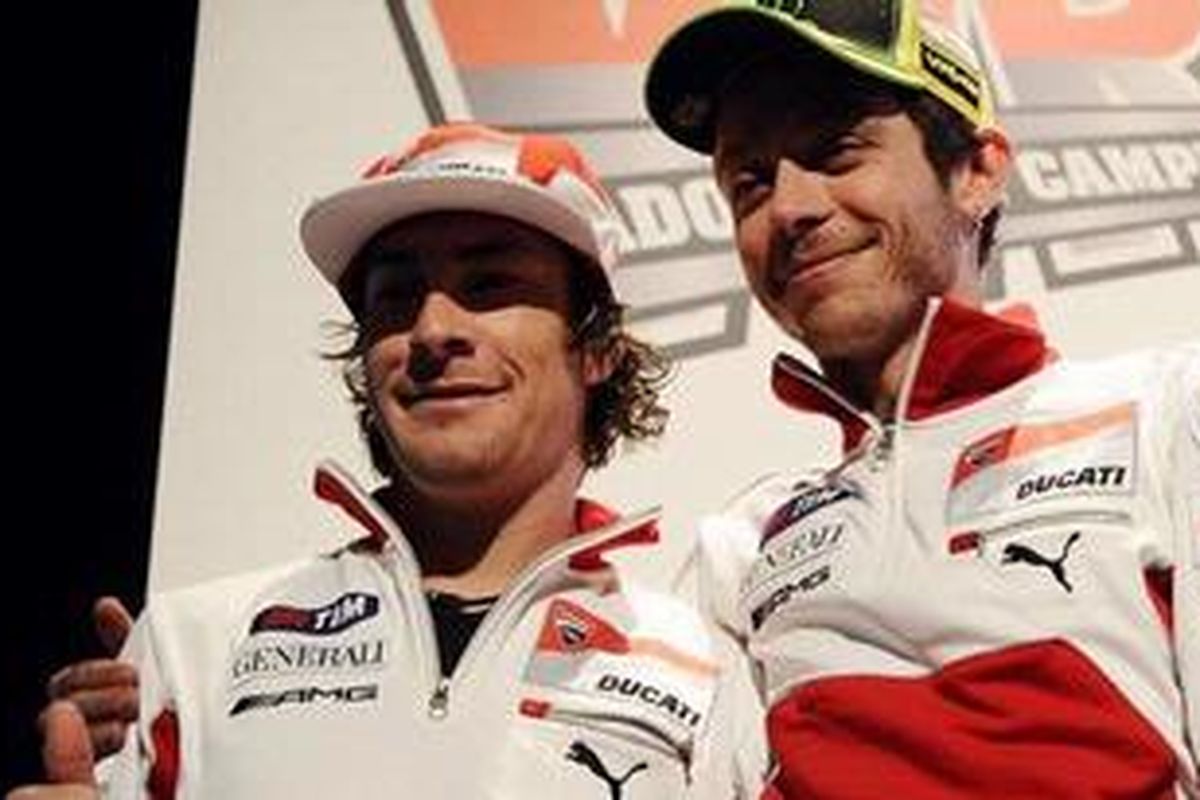 Duo Ducati, Nicky Hayden (kiri), dan Valentino Rossi, dalam acara Wrooom 2012 di Madonna di Campiglio.