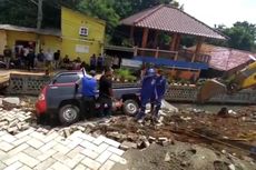 Turap Sepanjang 15 Meter di Cibubur Longsor, Mobil Pikap Ikut Terperosok