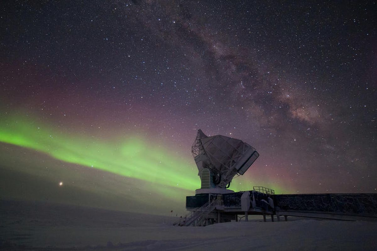Teleskop kutub selatan dengan latar belakang aurora dan bima sakti.