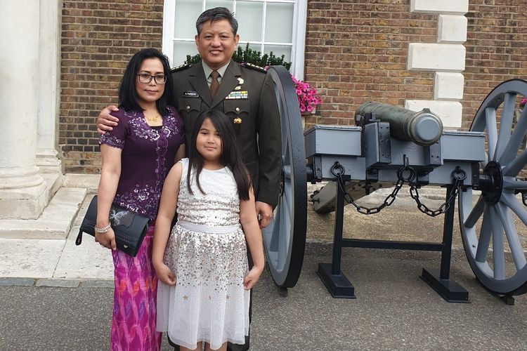 Kolonel Agustinus Purboyo (tengah) bersama keluarganya. Ia menjadi perwira TNI pertama yang menyelesaikan program Postgraduate Certificate in Security and Strategy for Global Leaders, yang diselenggarakan oleh Kings College London (KCL).
