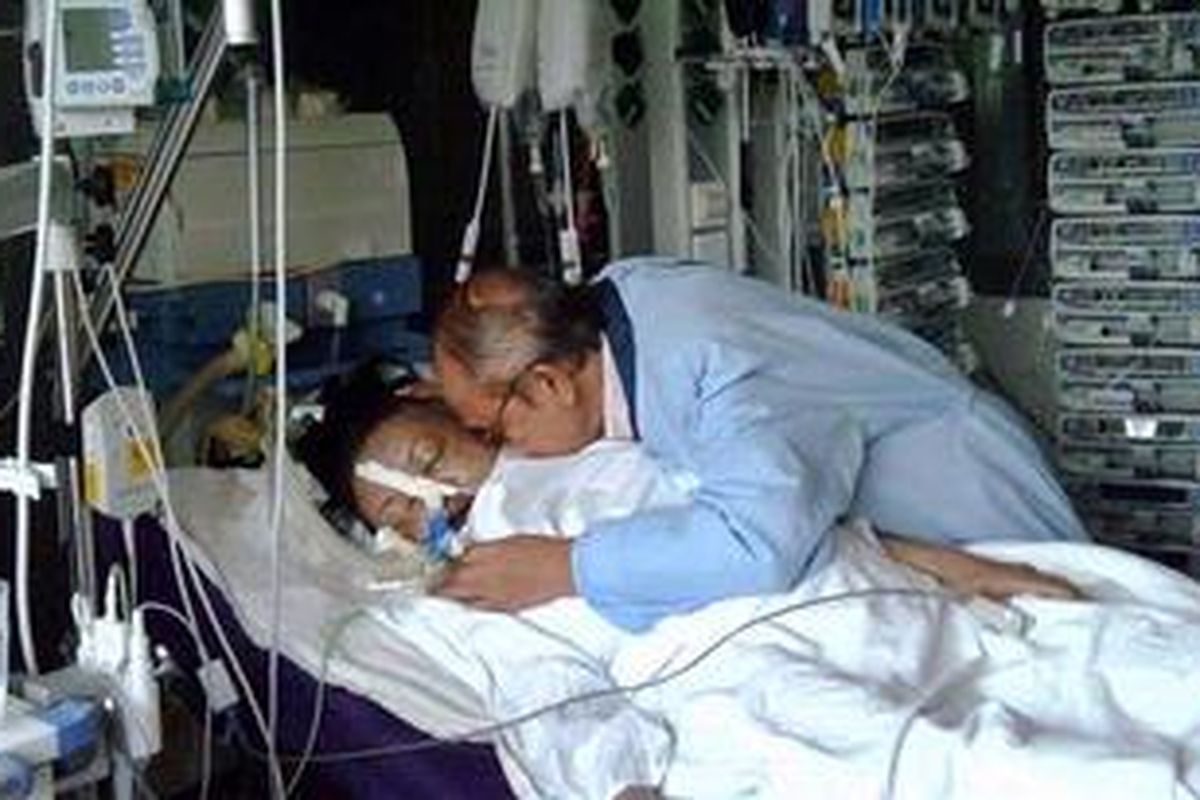 Mantan Presiden RI ke-3, BJ Habibie mendampingi saat-saat terakhir kepergian istrinya Hasri Ainun Habibie Besari di Rumah Sakit Ludwig-Maximilians-Universitat, Klinikum Grohadern, Muenchen, Jerman, Sabtu (22/5/2010) kemarin. Almarhumah meninggal pada usia 72 tahun. Menurut rencana, almarhum Ibu Ainun tiba di Indonesia pada Rabu (26/5/2010) mendatang. 