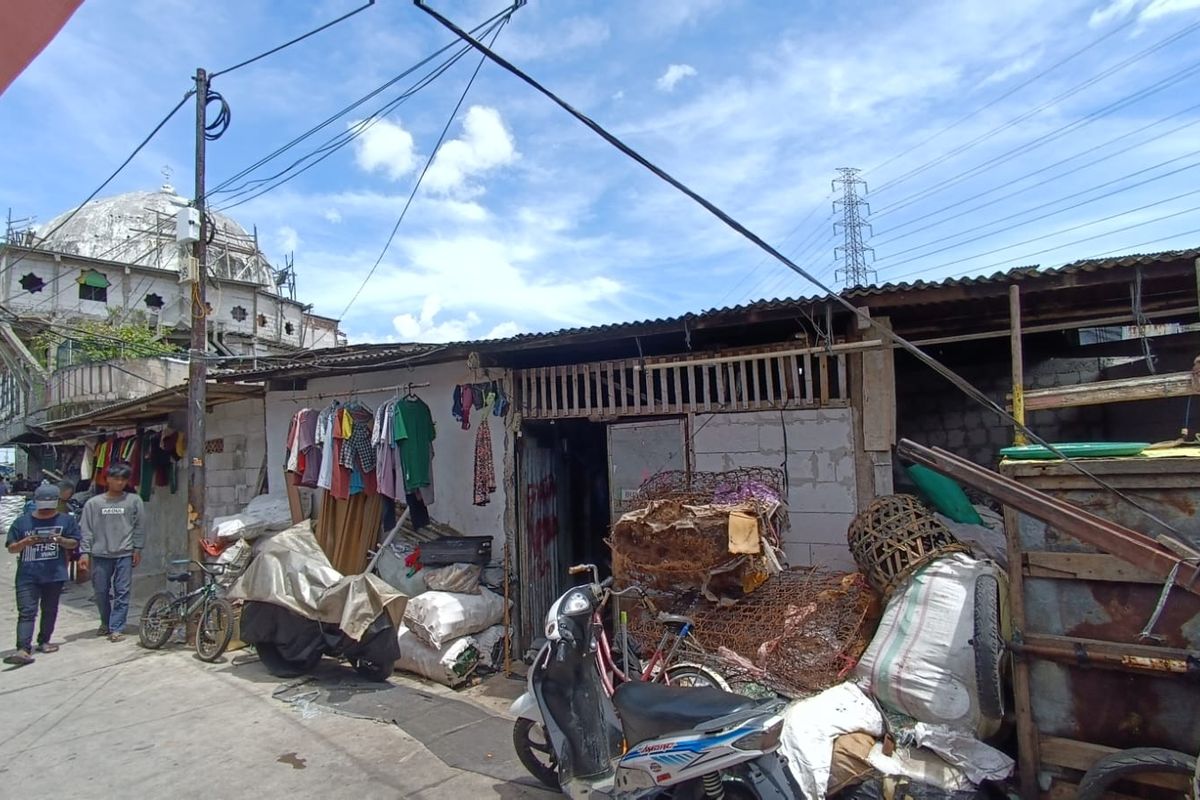 Salah satu rumah warga, Darsih (57) yang dekat dengan tembok batas Kawasan Depo Pertamina, Plumpang, Koja, Jakarta Utara, Senin (6/3/2023)