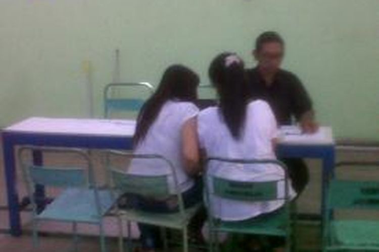 Dua Pekerja Seks di Resos Argorejo Sunan Kuning melakukan pendaftaran ulang di tempat yang telah disediakan. Dalam daftar ulang ini, mereka harus membawa KTP, dan surat pengantar dari RT/RW sebagai lampiran.