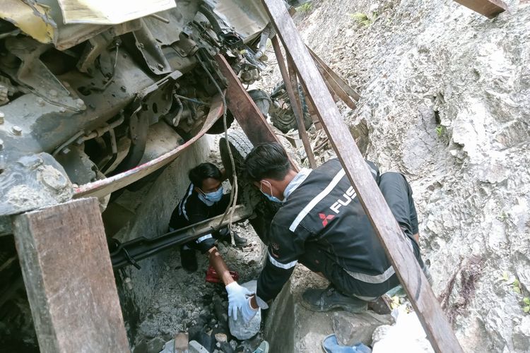 Komite Nasional Keselamatan Transportasi KNKT melakukan investigasi di bawah rongsokan Mobil Truck di Tanjakan Kilometer 10 Minyambouw Pegunungan Arfak Sabtu (16/4/2022)