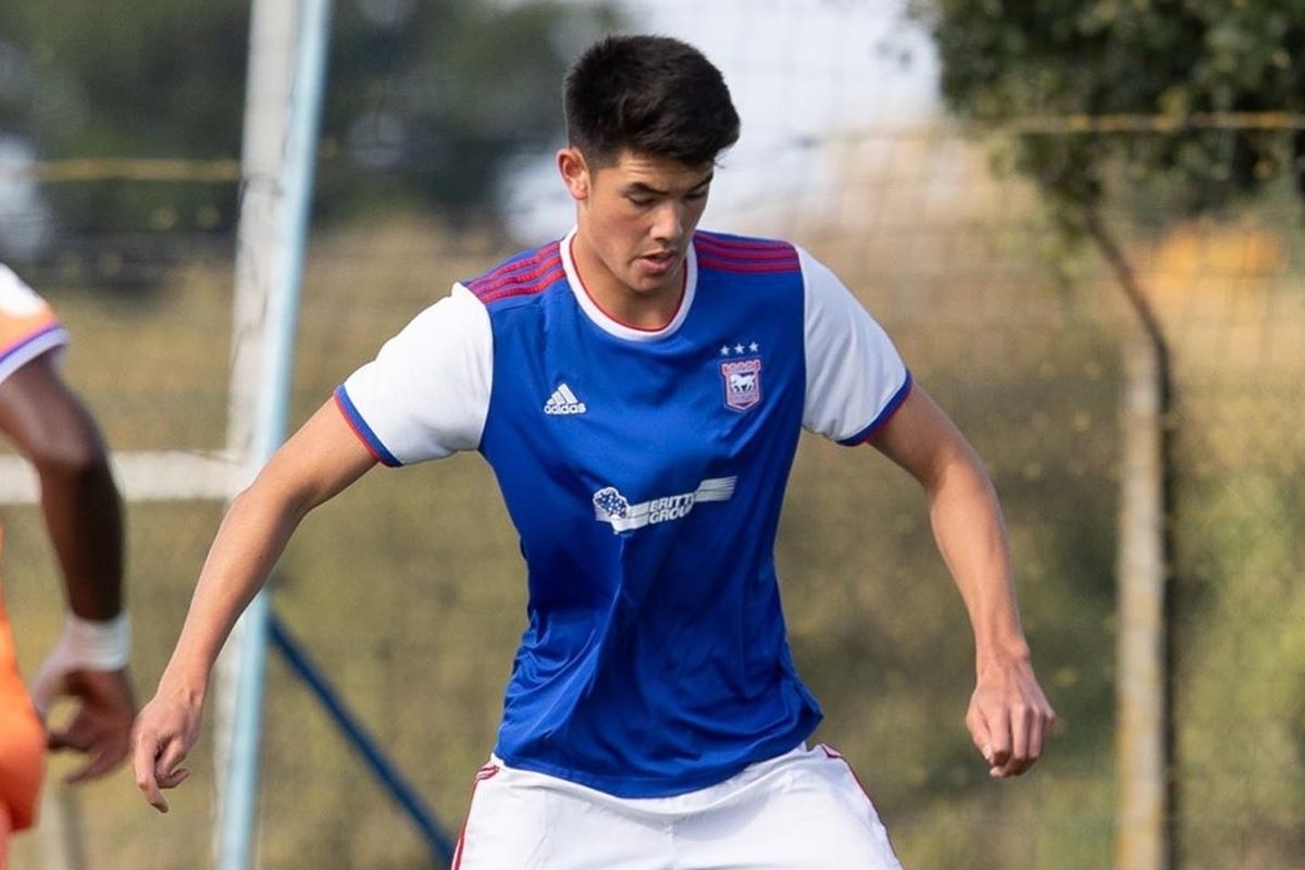 Elkan Baggott saat tampil membela Ipswich Town U-18.