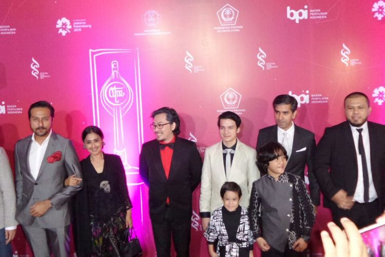 Para pemain dan kru film Pengabdi Setan melewati karpet merah Festival Film Indonesia (FFI) 2017 yang digelar di Grand Kawanua International City, Manado, Sulawesi Utara, Sabtu (11/11/2017) malam