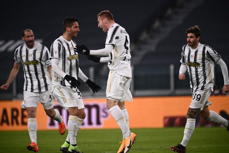 Penyerang Juventus Dejan Kulusevski (dua dari kanan) merayakan gol yang dicetaknya ke gawang Genoa pada laga babak 16 besar Coppa Italia 2020-2021 di Stadion Allianz, Rabu (13/1/2021) atau Kamis dini hari WIB. 